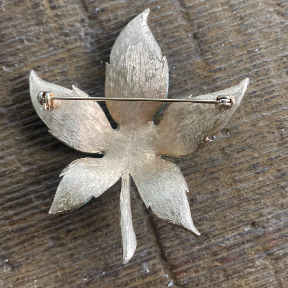 Vintage retro green enamel gold tone maple leaf brooch. Fairycore grannycore